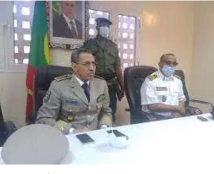 الفريق مسقارو ولد سيدي المدير العام للأمن الوطني والمفوض الرئيسي السفير ولد أحمد الطلبه المدير الجهوي للأمن في نواذيبو